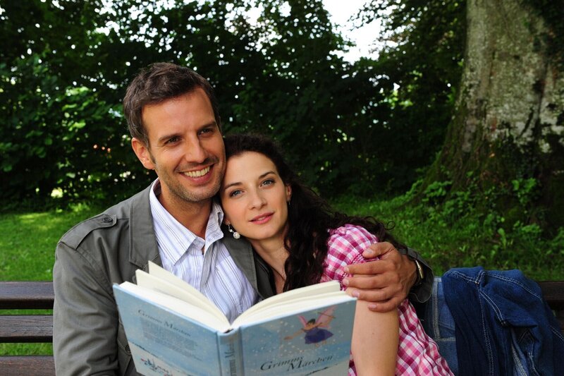 Nils (Florian Stadler, l.); Elena (Lili Gesler, r.) – Bild: ARD /​ Ann Paur