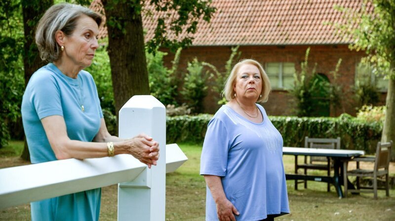 Victoria (Caroline Schreiber l.) und Gisela (Martina Eitner-Acheampong r.) sind unterschiedlicher Meinung. – Bild: NDR