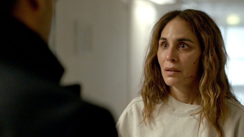 Veronika (Alexandra Rapaport) bittet ihren Kollegen Nasir (Arvin Kananian, li.) um Hilfe. – Bild: 2023 Viaplay Group Sweden AB/​Bigster AB