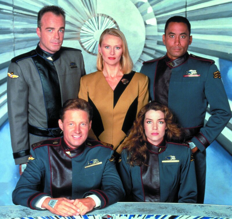 Das Team der Raumstation Babylon 5: Captain John Sheridan, Michael Garibaldi, Talia Winters, Dr. Stephen Franklin und Commander Susan Ivanova. – Bild: AXN Sci-fi