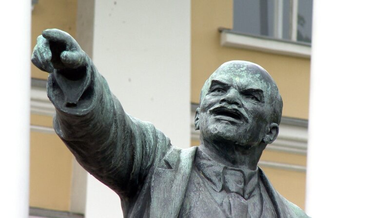 Der 21. Januar 2024 ist der 100. Todestag von Wladimir Iljitsch Lenin. Das Erinnern an den russischen Revolutionsführer ist seit dem Ende der Sowjetunion verblasst. Mit Putins Angriffskrieg auf die Ukraine rückt das politische Vermächtnis Lenins wieder in den Blickpunkt der Öffentlichkeit. Wer war dieser Mann, der die Weltgeschichte so maßgeblich beeinflusste? – Leninstatue vor dem Smolny. – Bild: rbb/NOAHFILM Der 21. Januar 2024 ist der 100. Todestag von Wladimir Iljitsch Lenin. Das Erinnern an den russischen Revolutionsführer ist seit dem Ende der Sowjetunion verblasst. Mit Putins Angriffskrieg auf die Ukraine rückt das politische Vermächtnis Lenins wieder in den Blickpunkt der Öffentlichkeit. Wer war dieser Mann, der die Weltgeschichte so maßgeblich beeinflusste? – Leninstatue vor dem Smolny. – Bild: rbb/NOAHFILM