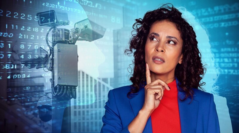 ARD/​WDR QUARKS IM ERSTEN, „KI auf Verbrecherjagd – Chance oder Risiko?“, am Samstag um 11:30 Uhr im ERSTEN. Bei der Verbrechensbekämpfung setzen Ermittler zunehmend auf Künstliche Intelligenz: von der automatisierten Gesichtserkennung über den Scan verdächtiger Fotos im Netz bis zur Analyse von Chatverläufen potentieller Straftäter. Lassen sich Verbrecher so effektiver überführen? Oder geraten auch Unschuldige ins Visier? – Florence Randrianarisoa moderiert die Sendung. – Bild: WDR/​Tilman Schenk/​picture alliance/​Zoonar