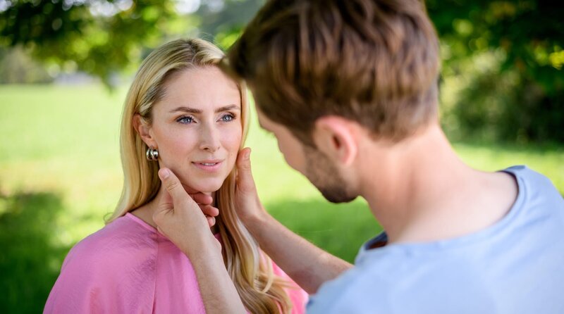 Larissa (Vivien Wulf, l.) ist optimistisch, als Henry (Elias Reichert, r.) sich zu einer Berührung hinreißen lässt. – Bild: ARD/​WDR/​Christof Arnold