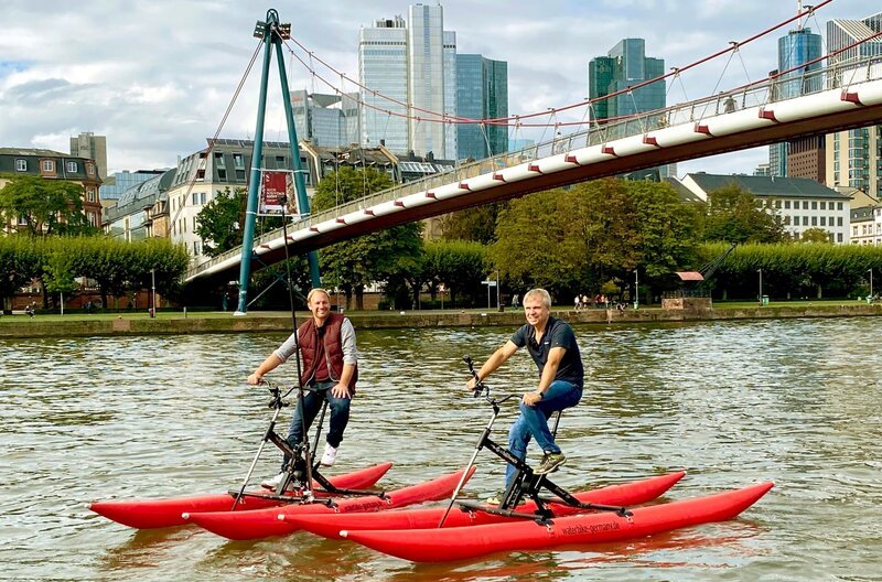 Tobias Kämmerer (li.) mit Burkhard Gnaß auf einem Waterbike. – Bild: HR/​Lukas Lowack