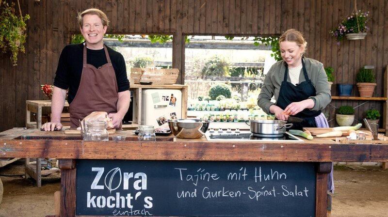 NDR Fernsehen ZORA KOCHT’S EINFACH, „Schmorgericht mit Huhn“, am Sonntag (09.03.25) um 16:30 Uhr. Lars Odefey, Landwirt, bringt Zora Klipp, Köchin, für ihr Gericht ein ganzes Huhn mit und weiß es auch zu zerlegen. (Weitere Bilder auf Anfrage) – Bild: NDR/​cineteam hannover/​Claudia Timmann