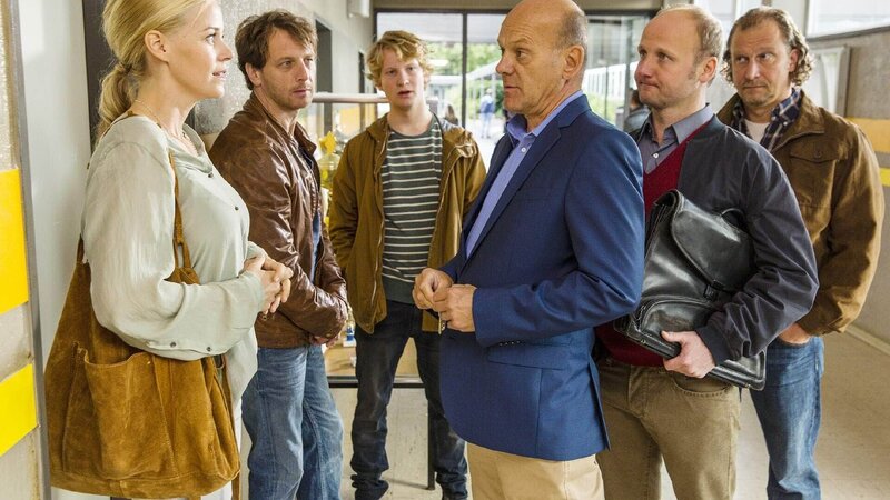 Herr Walter (Christian Hockenbrink, 2.v.r.) vom Jugendamt hat sich eingeschaltet: Muss Ausreißer Fabian (Paul Falk, 3.v.l.) nun wirklich ins Internat? Karin (Jessica Ginkel) möchte die Sache jetzt mit dem Jugendamt, Direktor Rose (Ulrich Gebauer, 3.v.r.) und Fabians Vater (Matthias Komm, r.) klären. Stefan (Hendrik Duryn) ist gespannt … – Bild: TVNOW /​ Frank Dicks