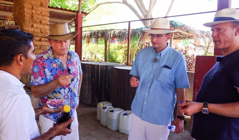 Von links: Kreuzfahrtdirektor Thomas Gleiß, F&B Manager Marc Hermes und Hotelmanager Andreas Vespermann besuchen eine Mezcal-Destillerie und verkosten Mezcal mit Santiago Cruz Gonzalez (links). – Bild: Bewegte Zeiten Filmproduktion GmbH/​BR/​Deborah Stöckle
