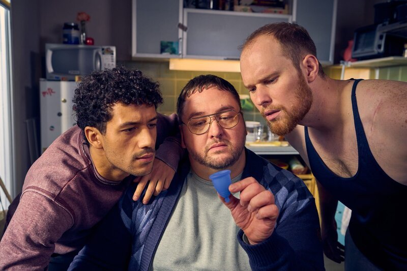 Yannik (Rojan Juan Barani, l.), Tüffi (Daniel Zillmann, M.) und Sven (Sven Daniel Bühler, r.) rätseln über das mysteriöse Objekt, das sie in der Küche gefunden haben. – Bild: ZDF und Frank Dicks