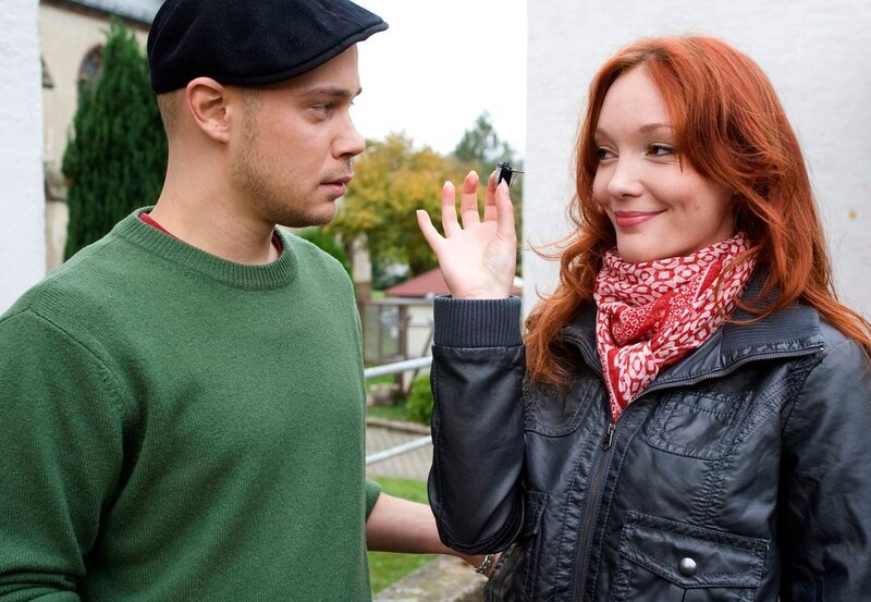 ARD PFARRER BRAUN: GLÜCK AUF! DER MÖRDER KOMMT!, Deutschland 2009, Regie Wolfgang F. Henschel, am Samstag (17.12.11) um 13:30 Uhr im Ersten. Die attraktive Bergmannstochter Ulla Wiehr (Mascha Müller) macht Messdiener Armin (Antonio Wannek) schöne Augen. – Bild: ARD Degeto/​Manuela Meier