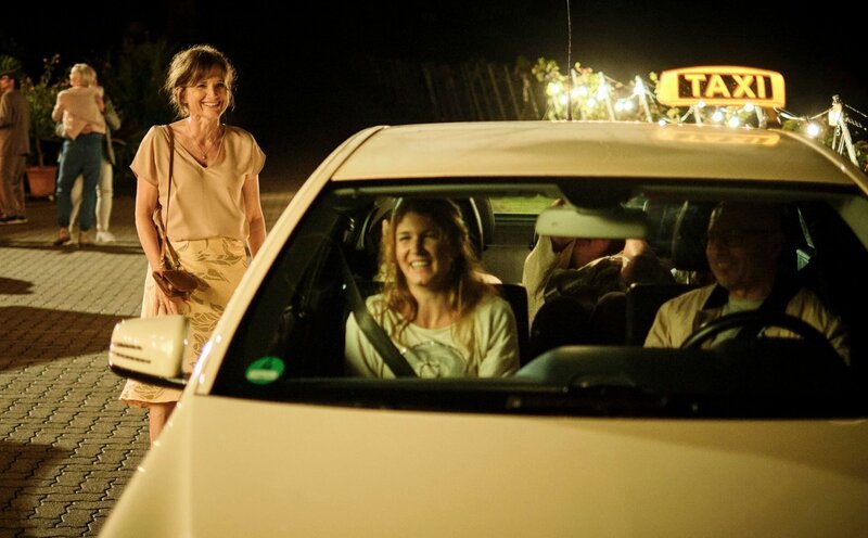 Die anderen ihrer Gruppe sind mit dem Taxi losgefahren, Beate (Victoria Trauttmansdorff) will durch die Weinberge nach Hause laufen. – Bild: NDR/​SWR/​Benoit Linder
