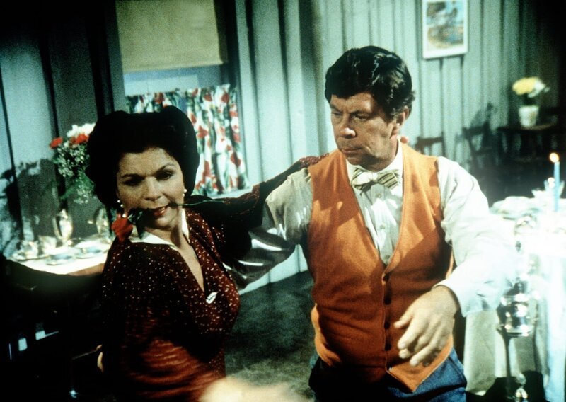 An ihrem fünften Hochzeitstag fordert Ike (Joe Conley, r.) überraschend seine Frau Corabeth (Ronnie Claire Edwards, l.) zum Tango auf. – Bild: WARNER BROS. INTERNATIONAL TELEVISION