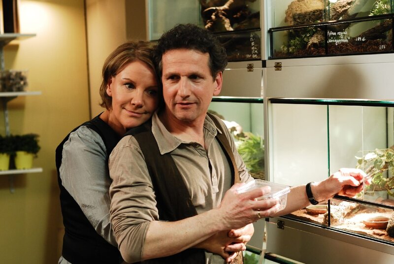 Herms (Stefan Reck) bringt Marie (Mariele Millowitsch) zum Lachen – Bild: ZDF und Martin Lässig