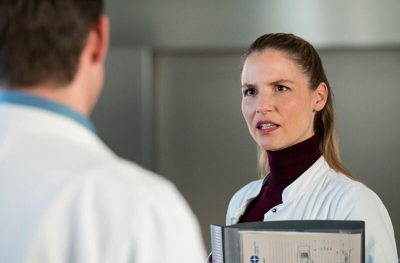 Das Gespräch zwischen Julia Berger (Mirka Pigulla, r.) und Ben Ahlbeck (Philipp Danne, l.) verläuft für Julia anders als erwartet. – Bild: ARD/​Jens-Ulrich Koch