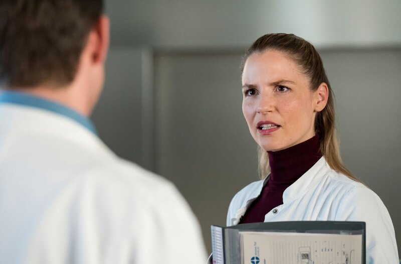 Das Gespräch zwischen Julia Berger (Mirka Pigulla, r.) und Ben Ahlbeck (Philipp Danne, l.) verläuft für Julia anders als erwartet. – Bild: ARD/​Jens-Ulrich Koch