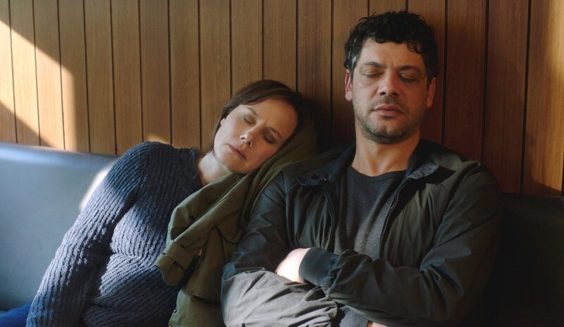 Die Kommissare Franziska Tobler (Eva Löbau) und Luka Weber (Carlo Ljubek) sind übermüdet. – Bild: PLURIMEDIA (SWR)