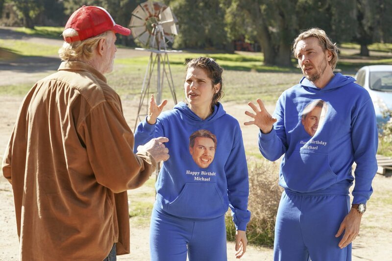 (v.l.n.r.) Rudy (Ed Begley Jr.); Rio (Lake Bell); Mike (Dax Shepard) – Bild: BLESS THIS MESS