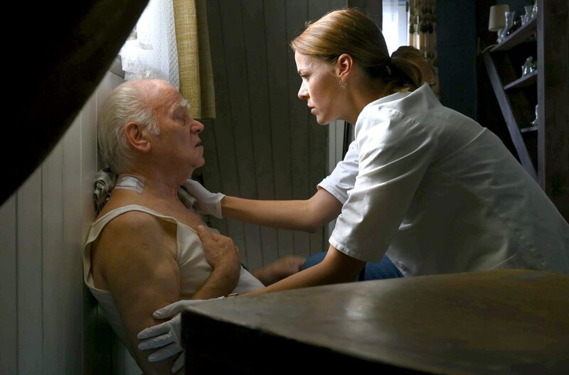 Versorgungsassistentin Vicky Röver (Jessica Ginkel) nimmt sich die Zeit für Gerd Fischer (Peter Franke). – Bild: ARD Degeto/​Hardy Spitz