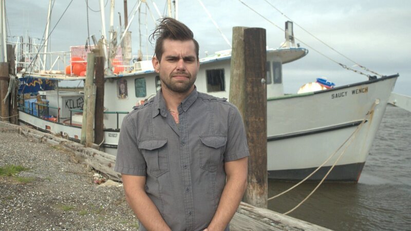 Marcus Lochrico, Kapitän des Fischereifahrzeugs Saucy Wench, vor dem Schiff in Port Fouchon, Louisiana. – Bild: Tom Kirkman /​ National Geographic