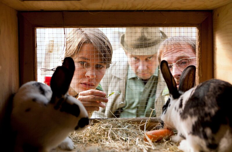 Bärbel Schmied (Meike Droste) und Dietmar Schäffer (Bjarne Mädel) ermitteln auf dem Hof von Hubert Franken – ein Kaninchen wurde geklaut. – Bild: SWR/​ARD/​Frank Dicks