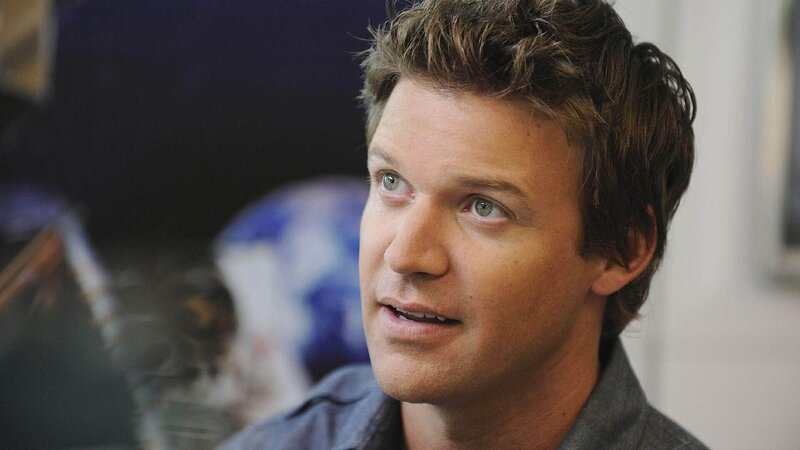 Jim (Matt Passmore) sucht einen Verdächtigen auf, um ihm auf den Zahn zu fühlen. – Bild: TVNOW