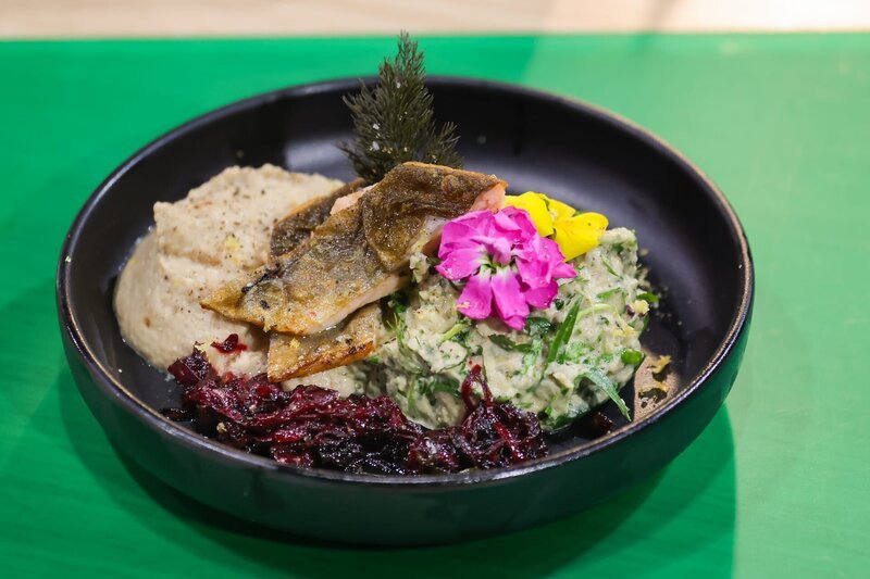 Gericht: Gebratenes Saiblingsfilet mit zweierlei Selleriepüree und Rote-Bete-Vinaigrette von Marcel Kleewein. – Bild: ZDF und Ulrich Perrey