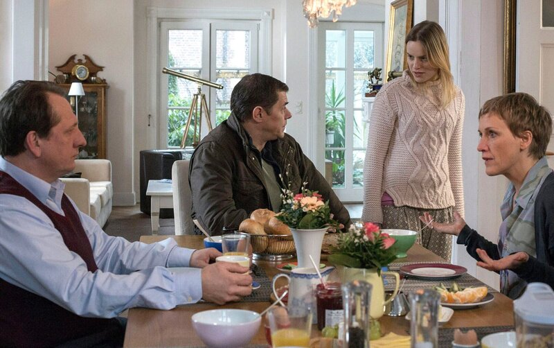 ARD HEITER BIS TÖDLICH – MORDEN IM NORDEN FOLGE 32 (WH.), „Das letzte Lachen“, am Freitag (06.02.15) um 18:50 Uhr im ERSTEN. Beim Verhör von Familie Wernicke fällt Finn Kiesewetter das unangemessene Verhalten von Tochter Julia auf. Im Bild v.l.n.r. Michael Wernicke (Thomas Kügel), Finn Kiesewetter (Sven Martinek), Julia Wernicke (Leonie Landa), Susanne Wernicke ( Teresa Berlage). – Bild: ARD/​Georges Pauly