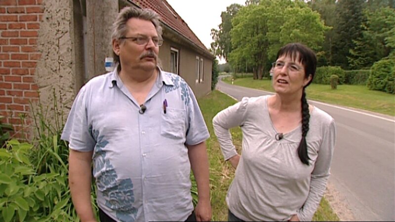 Barbara und ihr Lebensgefährte Koni kehren von Gran Canaria zurück nach Deutschland und kauft sich ein Haus für 12.000 Euro. Das vermeintliche Schnäppchen ist aber völlig marode und ein Leben darin unmöglich. Daher wohnt das Paar in einem Camper vor dem Haus und versucht, wenn Zeit und Geld es zulassen, die Sanierungsarbeiten voranzutreiben. – Bild: RTL Zwei