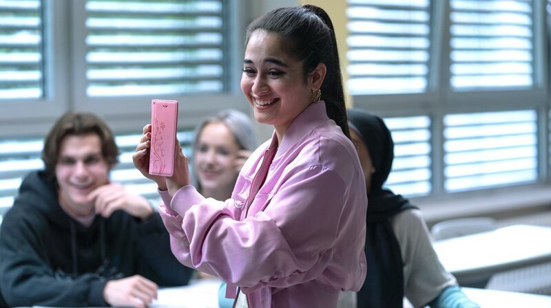 Kira (Derya Dilber) sorgt dafür, dass die pädagogischen Meisterleistungen des Alman-Lehrers nicht vor der Welt verborgen bleiben. – Bild: SWR/​DCM Pictures/​Clara Marnette