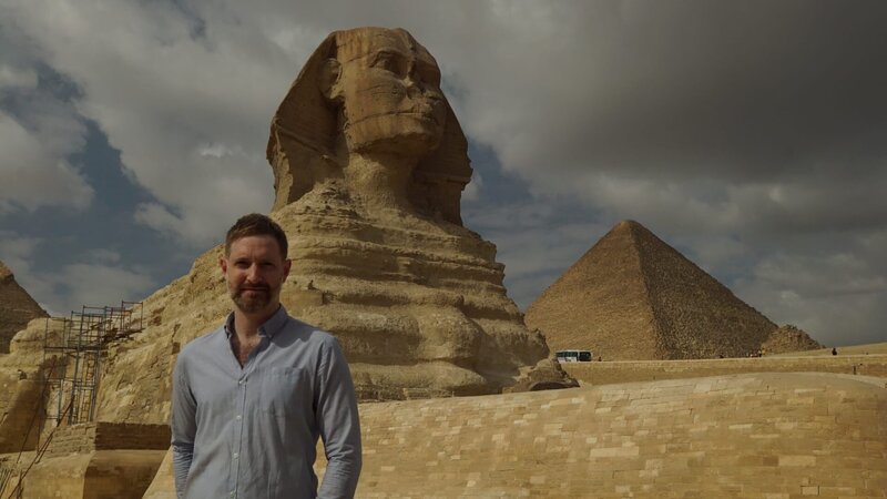 Gizeh, Ägypten – Der Archäologe Chris Naunton auf dem Gizeh-Plateau. – Bild: Windfall Films/​Ian Glatt