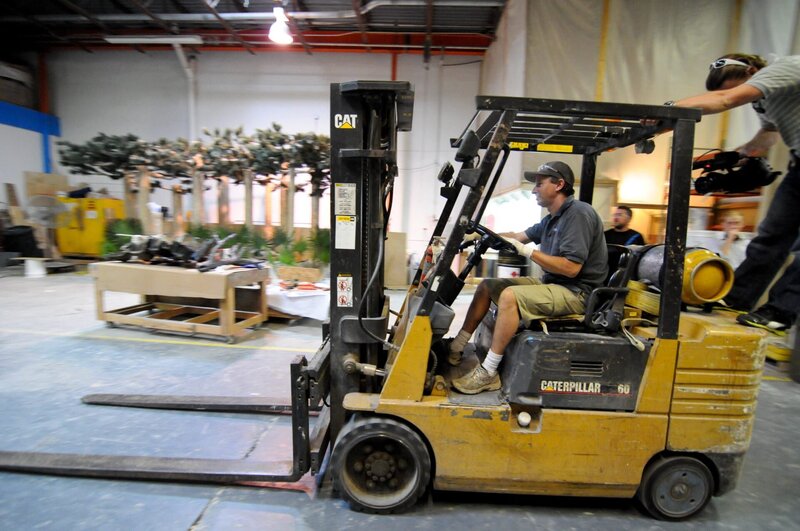 Jose driving forklift in warehouse. – Bild: NGC /​ Lindsey Snell
