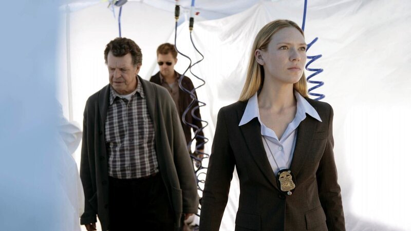 L-R: Walter Bishop (John Noble), Peter Bishop (Joshua Jackson), Olivia Dunham (Anna Torv) – Bild: PLURIMEDIA (Warner Bros)