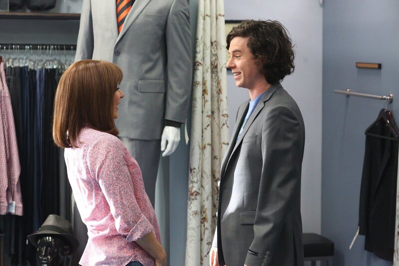 Frankie (Patricia Heaton, l.); Axl (Charlie McDermott, r.) – Bild: HBOH