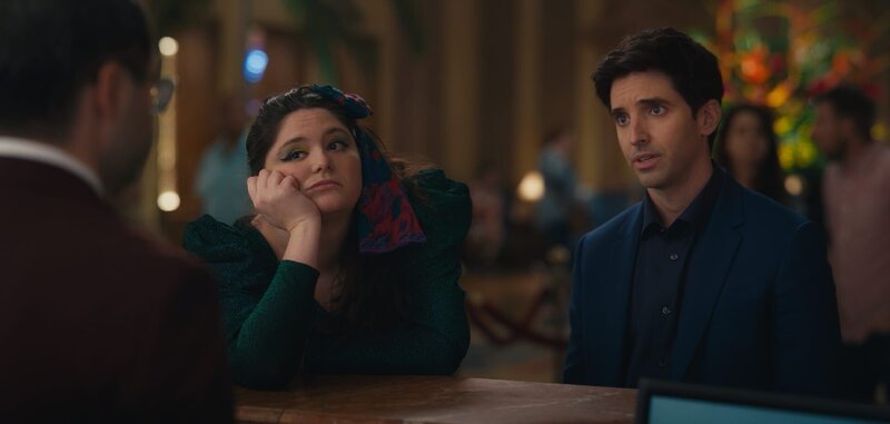 Jimmy (Paul W. Downs, r.) steckt in der Klemme: Der Concierge (Joe Mande, l.) zwingt ihn, sich ein Zimmer mit seiner Assistentin Kayla (Megan Stalter, M.) zu teilen – ein Szenario, das er um jeden Preis vermeiden will. – Bild: ZDF