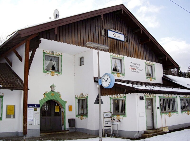 Die Karwendelbahn – von Innsbruck nach München, am Donnerstag um 15:00 Uhr. Deutschlands höchster Intercity-Bahnhof in Klais auf einer Höhe von 933 Meter. – Bild: SWR/​Schweitzer