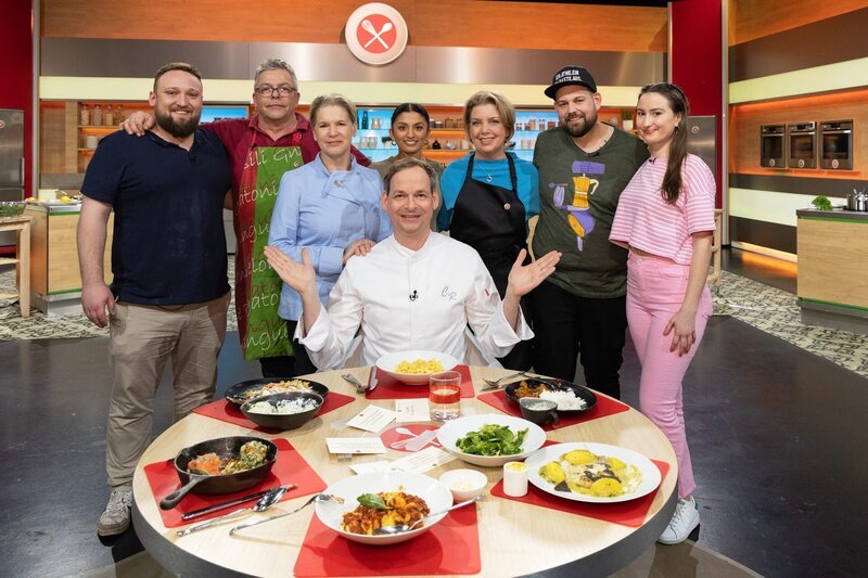 Gruppenfoto mit Kandidaten, von links: Torben Lippert, Udo Böhnke, Vishi Parameswaran, Regina Murphy, Marcel Kleewein, Chiara Schneider, Moderatorin Cornelia Poletto und Juror Christoph Rüffer. – Bild: ZDF und Norman Kalle