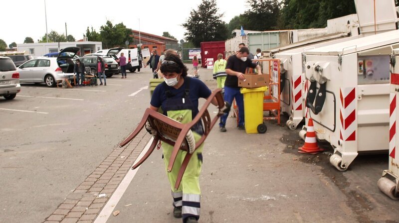 An Samstagen ist der Wertstoffhof in Pattensen voll. Michaela Kiewel ist Hannovers dienstälteste Wertstoffhofmitarbeiterin. – Bild: NDR/​FILMBLICK Hannover