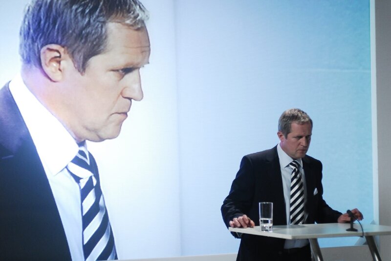 Tilmann (Harald Krassnitzer) hält im Schloß einen Vortrag – Bild: ZDF und Martin Lässig