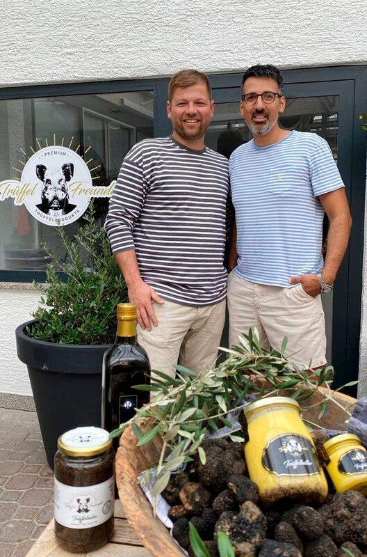Daniel Rebell (li.) und Francesco Spezzano sind Freunde seit Kindertagen, Genießer und Trüffelverrückte. – Bild: HR/​Daniel Rebell/​Francesco Spezzano