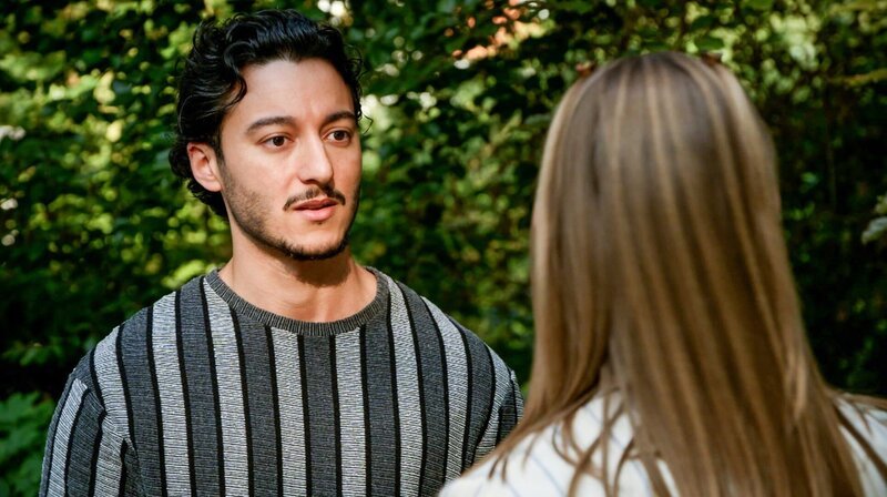 Elyas (Mehmet Daloğlu, l.) ist am Ende – er braucht einen neuen Trockener, den er sich nicht leisten kann. Bella (Alessia Mazzola, r.) gibt sich die Schuld am Trocknerbrand. – Bild: NDR