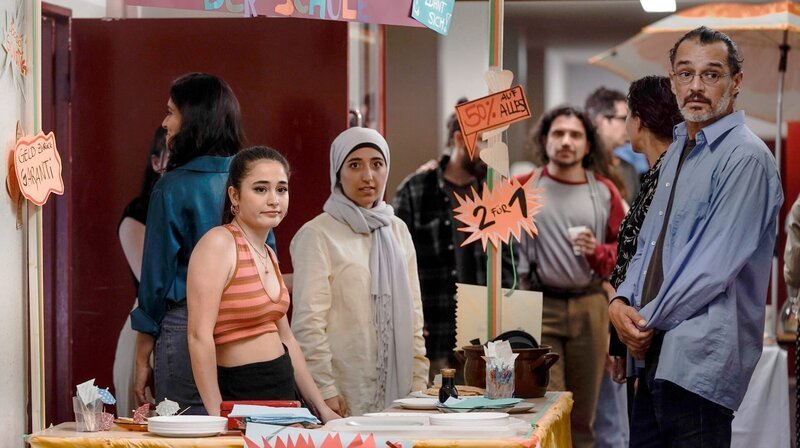 Kira (Derya Dilber) und Dilara (Jansel Dogan) versuchen Waffeln an die Kundschaft zu bringen. – Bild: SWR/​DCM Pictures/​Clara Marnette