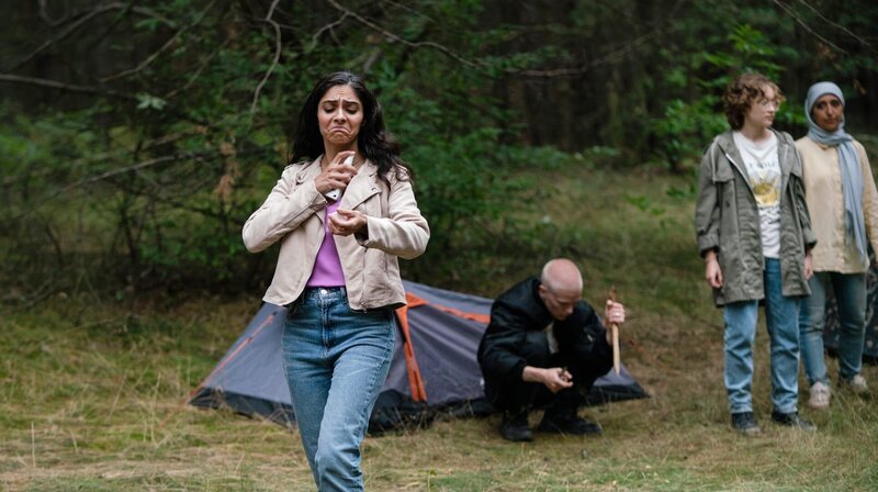 Sahra (Pegah Ferydoni) bereitet sich auf den Aufenthalt im Wald vor. – Bild: SWR/​DCM Pictures/​Clara Marnette