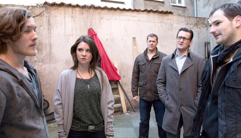 ARD HEITER BIS TÖDLICH – MORDEN IM NORDEN, II. Staffel der Krimiserie am Vorabend mit 16 Folgen, Folge 31 „Die alte Wippe“ (Wh.), am Freitag (23.01.15) um 18:50 Uhr im Ersten. Was haben Fabian (Alexander Becht, l.) und Konstantin (Daniel Flieger, r.) mit dem Mord an Joachim Kählig, dem Inhaber einer Schönheitsklinik, zu tun? Sie sind beide in Charlotte Weisse (Natalia Rudziewicz, 2.v.l.) verliebt, die seit einer Gesichtsbehandlung unter schwersten Verätzungen leidet. Finn Kiesewetter (Sven Martinek, 3.v.r.) und Lars Englen (Ingo Naujoks, 2.v.r.) stellen Fragen. – Bild: ARD/​Georges Pauly