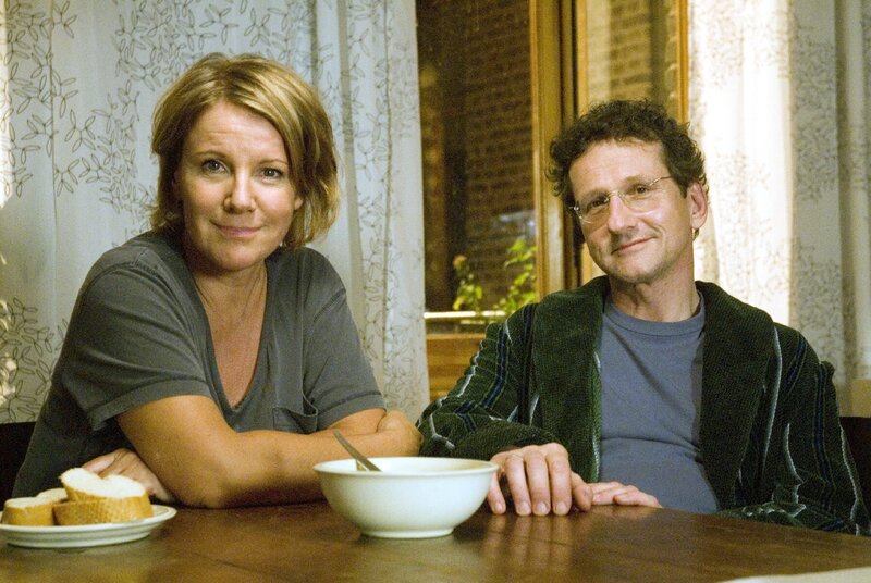 Marie Brand (Mariele Millowitsch) und Herms (Stefan Reck) zu nächtlicher Stunde in ihrer Wohnung – Bild: ZDF und Reinhard Rosendahl