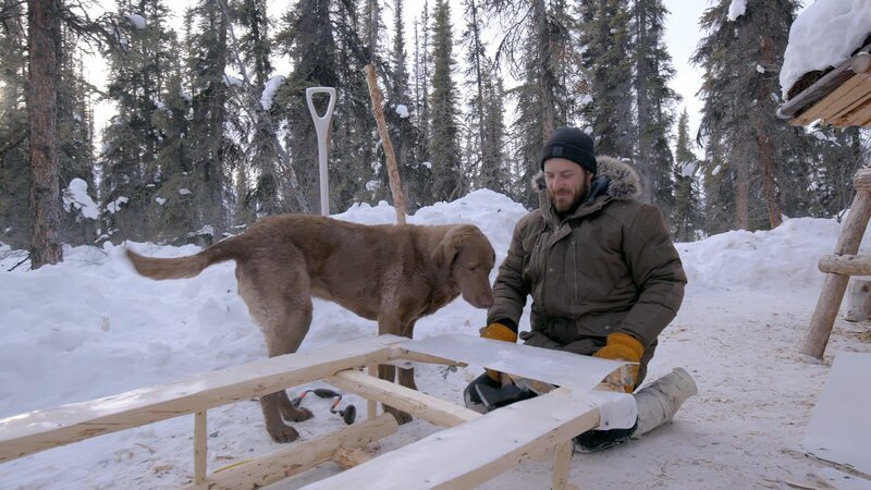 Johnny Rolfe baut einen Schlitten. (National Geographic) – Bild: National Geographic /​ National Geographic