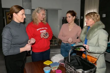 Katrin (Ulrike Frank, l.) tut die Unterstützung ihrer Freundinnen Maren (Eva Mona Rodekirchen, 2.v.l.), Nina (Maria Wedig, 2.v.r.) und Yvonne (Gisa Zach) gut. – Bild: RTL /​ Rolf Baumgartner