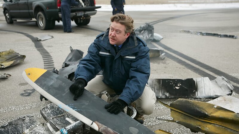 REENACTMENT – Ein Flugunfallermittler (gespielt von einem Darsteller im Hintergrund) untersucht die Kratzer auf der Tragfläche des Atlantic Airways Fluges 670. (Bildnachweis: Cineflix/​Darren Goldstein) – Bild: National Geographic Channels /​ Cineflix International Media /​ National Geographic Channels /​ Cineflix International Media
