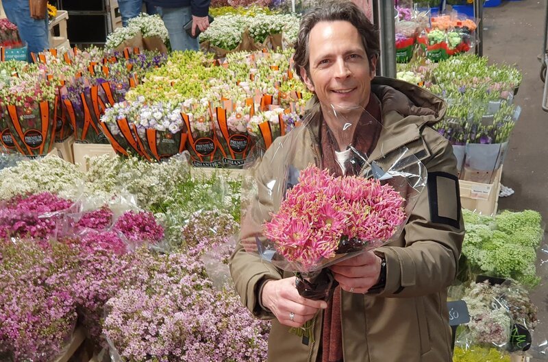 Jo Hiller recherchiert auf dem Hamburger Blumengroßmarkt über die Produktion und den Handel mit Blumen und Pflanzen. – Bild: BR/​NDR/​Christian Lang