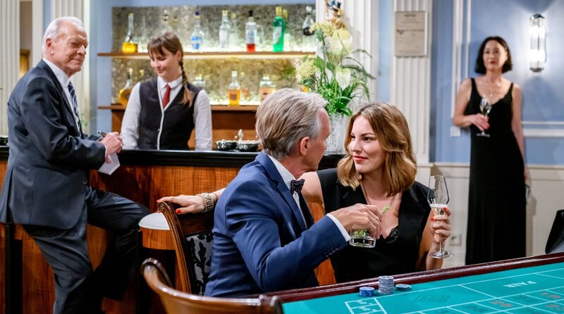 Der Bürgermeister Gruber (Klaus Haderer, v.l.) geht Sophia (Krista Bikrner, h.r., mit Dirk Galuba, l.) arglos ins Netz. – Bild: ARD/​WDR/​Christof Arnold