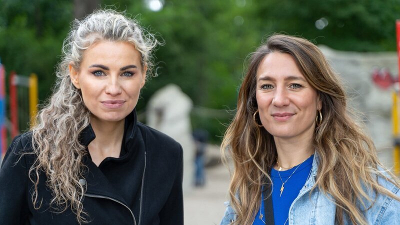 Eine Familie mit Kindern zu gründen, gilt auch heute noch als das gesellschaftliche Idealbild. Doch auch ohne Kinder kann man glücklich werden, so Prof. Claudia Rahnfeld (l.). – Bild: ZDF und Max Leitmeier