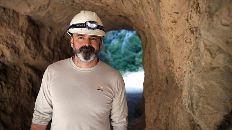 NDR Fernsehen LÄNDER – MENSCHEN – ABENTEUER, „Spaniens grüner Norden – Mit dem Zug entlang der Costa Verde“, am Donnerstag (13.01.22) um 20:15 Uhr. Enrique Menéndez produziert grünen Strom in einer der schönsten Schluchten Europas, am Rio Cares. © NDR/elb motion pictures GmbH/Felix Korfmann, honorarfrei – Verwendung gemäß der AGB im engen inhaltlichen, redaktionellen Zusammenhang mit genannter NDR-Sendung bei Nennung „Bild: NDR/elb motion pictures GmbH/Felix Korfmann“ (S2). NDR Presse und Information/Fotoredaktion, Tel: 040/4156–2306 oder -2305, pressefoto@ndr.de – Bild: NDR/elb motion pictures GmbH/Felix Korfmann NDR Fernsehen LÄNDER – MENSCHEN – ABENTEUER, „Spaniens grüner Norden – Mit dem Zug entlang der Costa Verde“, am Donnerstag (13.01.22) um 20:15 Uhr. Enrique Menéndez produziert grünen Strom in einer der schönsten Schluchten Europas, am Rio Cares. © NDR/elb motion pictures GmbH/Felix Korfmann, honorarfrei – Verwendung gemäß der AGB im engen inhaltlichen, redaktionellen Zusammenhang mit genannter NDR-Sendung bei Nennung „Bild: NDR/elb motion pictures GmbH/Felix Korfmann“ (S2). NDR Presse und Information/Fotoredaktion, Tel: 040/4156–2306 oder -2305, pressefoto@ndr.de – Bild: NDR/elb motion pictures GmbH/Felix Korfmann